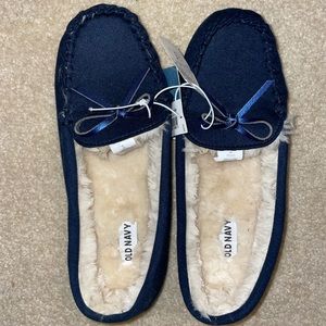 old navy women’s faux fur moccasin slippers in dark blue